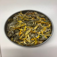 Yrttisessio Ilon Pensas 8g yrttiteeblend läpinäkyvässä pussissa, jossa näkyy kuivattuja yrttejä ja hedelmäpaloja, valmiina nautittavaksi