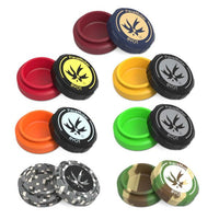 PieceMakerin oranssin ja mustan värinen, tiivis silikoninen säilytyspurkki avattuna, näkyvillä tahmaamaton sisäpinta.