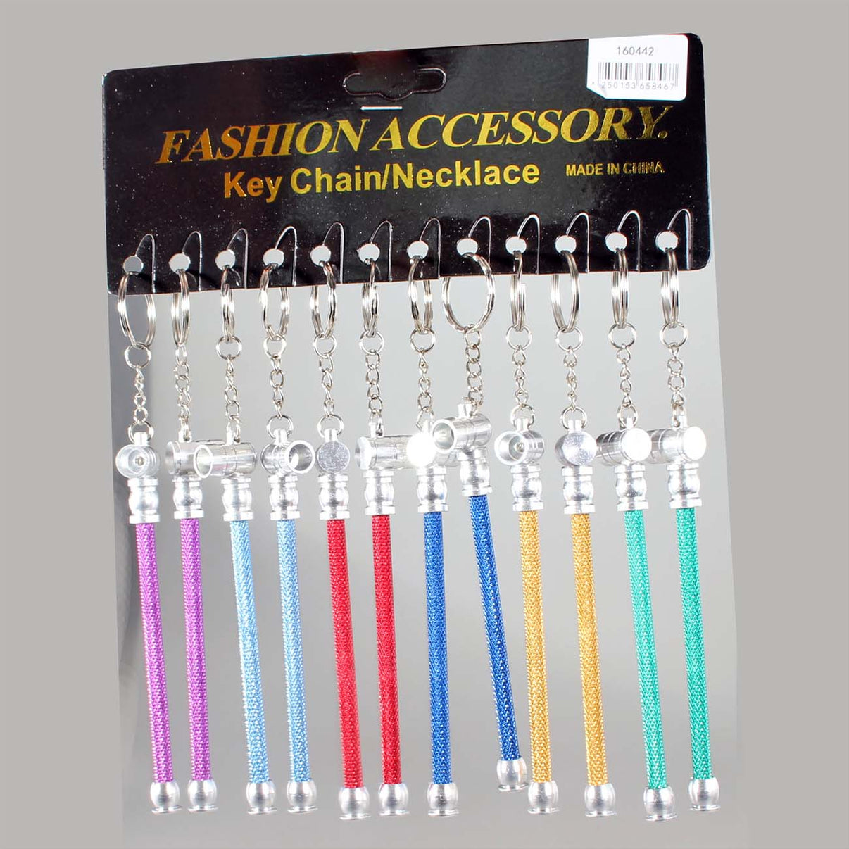 Kompakti metallinen piippu avaimenperälenkillä, asetettuna vaalealle puupinnalle, korostaen sen pientä kokoa ja kannettavuutta.