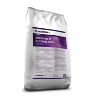 Kuva Plagron Seeding & Cutting Taimimulta 25L -pussista, esillä vihreitä, terveitä taimia itämässä mullassa.