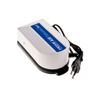 Prodac 360 musta kaksilähtöinen ilmapumppu vesiviljelyyn. Kaksi letkuliitäntää ja sähköjohto, valkoisella taustalla.