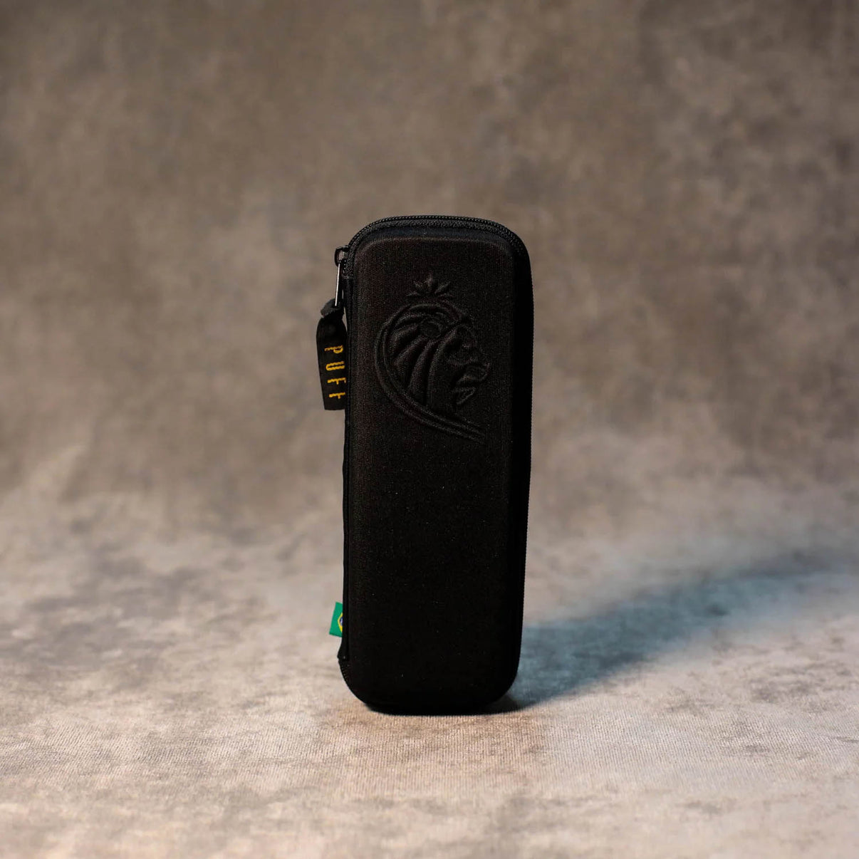 Musta, matalaprofiilinen PUFF Säilytyslaukku SLIM edestä päin, hieman avattuna, paljastaen sisäiset verkkotaskut ja joustavat järjestelylenkit.