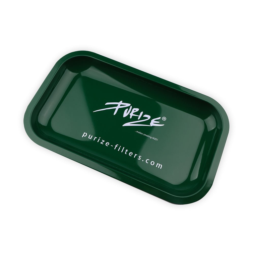PURIZE® Metal Tray "Green" – tyylikäs vihreä metallitarjotin valkoisella PURIZE®-logolla keskellä, valmiina rullaukseen, taustalla heijastava valo.