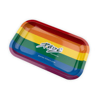 PURIZE Rolling Tray Rainbow -sateenkaaritarjotin, värikäs metallinen alusta raidallisella kuviolla, mustalla PURIZE-logolla ja korotetuilla reunoilla, valmiina rullaukseen.