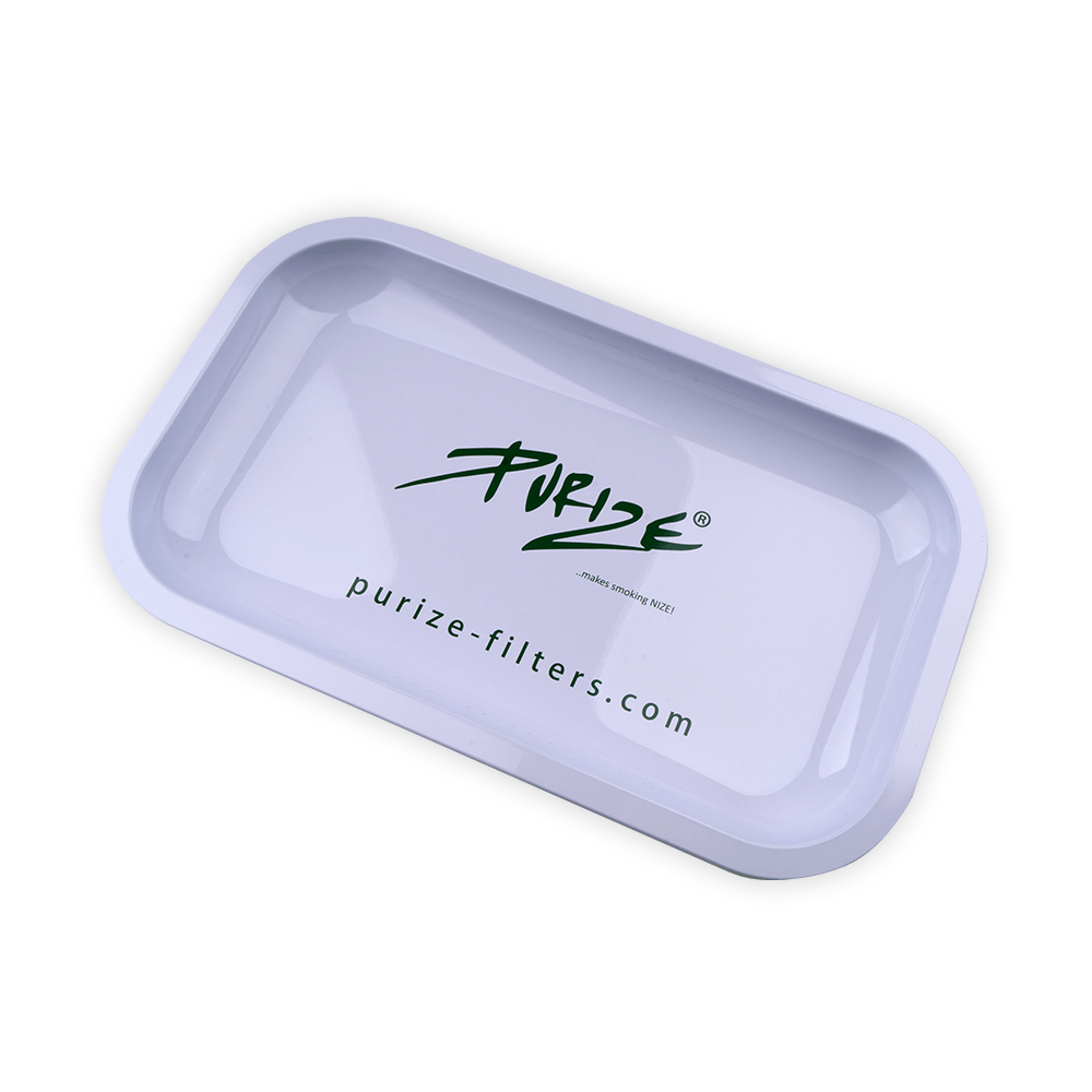 Valkoinen PURIZE® Rolling Tray -metallitarjotin, jossa on minimalistinen muotoilu ja PURIZE®-logo. Alusta on täydellinen välineiden järjestelyyn ja rullaamiseen.