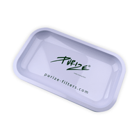 Valkoinen PURIZE® Rolling Tray -metallitarjotin, jossa on minimalistinen muotoilu ja PURIZE®-logo. Alusta on täydellinen välineiden järjestelyyn ja rullaamiseen.