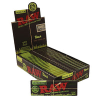 Lähikuva RAW BLACK Organic Hemp Papers KS Slim -pakasta, jossa näkyy tunnusomainen musta pakkaus ja luomuhamppupaperin rakenne.