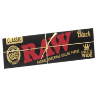 Kuva RAW Black Kingsize Slim -rullapaperipakkauksesta, jossa näkyy musta design ja läpinäkyvä, ultraohut paperi korostaen sen premium-laatua ja luonnollisuutta.