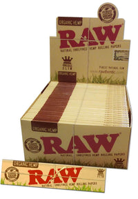 Kuva RAW Organic Hemp Papers KS Slim -pakasta, jossa näkyy luonnollisen ruskeat King Size Slim -rullauspaperit. Pakkauksessa RAWin ikoninen logo ja teksti "Organic Hemp".