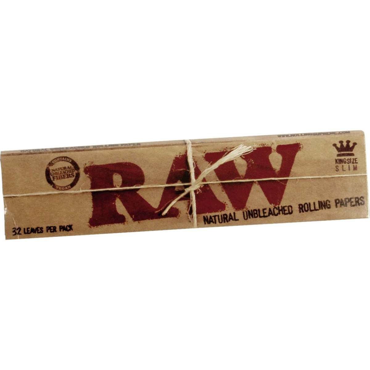 Kasa RAW King Size Slim rullapaperivihkoja, esillä niiden tunnusomainen ruskea väri ja RAW-logo, ehkä yksi irtonainen paperi käyttövalmiina.