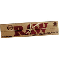Kasa RAW King Size Slim rullapaperivihkoja, esillä niiden tunnusomainen ruskea väri ja RAW-logo, ehkä yksi irtonainen paperi käyttövalmiina.
