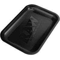 Mattamusta RAW Metal Rolling Tray – Black Matte -rullausalusta edestäpäin kuvattuna. Alustan keskellä näkyy valkoinen RAW-logo heijastamattomalla pinnalla.