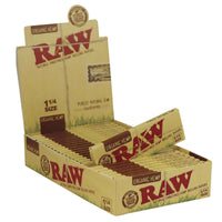 Lähikuva RAW Organic Hemp Papers 1 1/4 -paperipaketista, jossa näkyy luomuhamppupaperit ja RAW-logo.