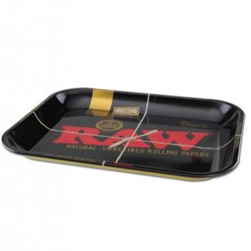 RAW Metal Rolling Tray L - suuri, suorakaiteen muotoinen metallinen rullaustarjotin, jossa on ikoninen RAW-logo keskellä ja kohotetut reunat.