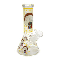 Rick & Morty -aiheinen, 20 cm korkea lasibongi, jossa on pimeässä hohtavia kuvioita sarjan hahmoista, asetettuna hämärässä valaistuksessa.
