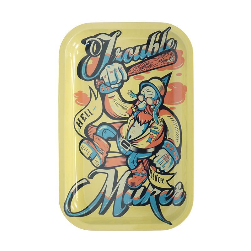 Tumma TROUBLE MAKER rullaustarjotin, jossa on erottuva valkoinen grafiikka, syvät reunat ja kooltaan 275x175x23mm.