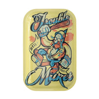 Tumma TROUBLE MAKER rullaustarjotin, jossa on erottuva valkoinen grafiikka, syvät reunat ja kooltaan 275x175x23mm.