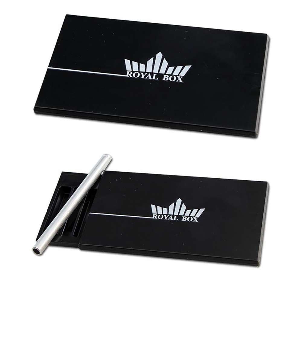 Kuva mattamustasta Royal Box Snuff Box -annostelurasiasta integroidulla putkella, valkoisella taustalla.