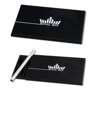 Kuva mattamustasta Royal Box Snuff Box -annostelurasiasta integroidulla putkella, valkoisella taustalla.