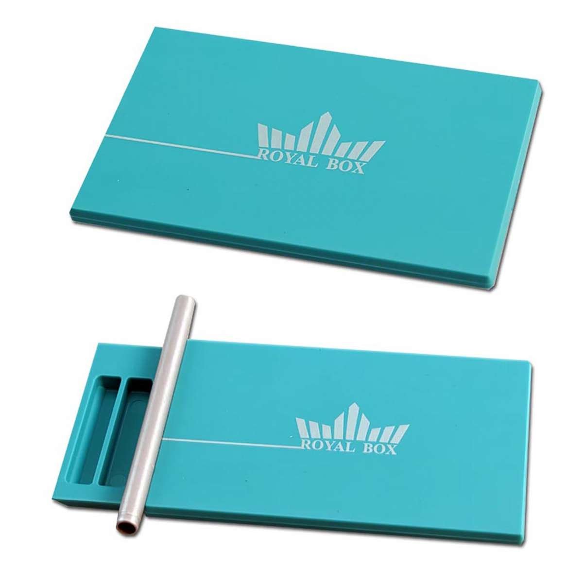 Royal Box Snuff Box turkoosina, avattuna ja suljettuna, esillä annostelulokerot ja integroitu putki tyylikkäällä pinnalla.