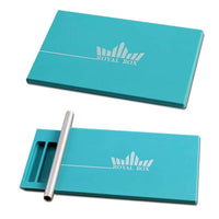 Royal Box Snuff Box turkoosina, avattuna ja suljettuna, esillä annostelulokerot ja integroitu putki tyylikkäällä pinnalla.