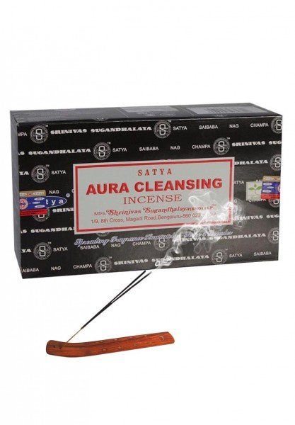 Satya Aura Cleansing suitsukepakkaus, jossa näkyy suitsuketikkuja ja savua. Vihreä-valkoinen paketti, jonka taustalla harmoninen, puhtaan energian tunnelma.