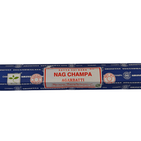 Satya Nag Champa 400mm jättisuihkujen pakkaus ja esillä muutama erittäin pitkä suitsuketappi perinteisillä väreillä.