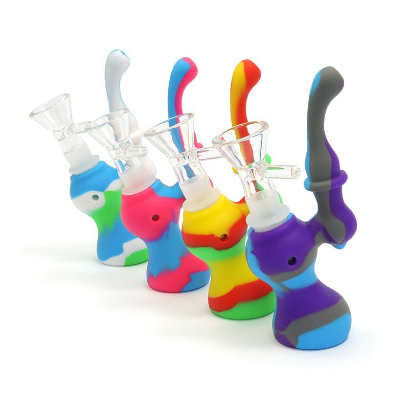 Useita värikkäitä silikonibubblereita aseteltuna riviin, esitellen niiden joustavaa rakennetta ja irrotettavia lasipesäkuppeja.