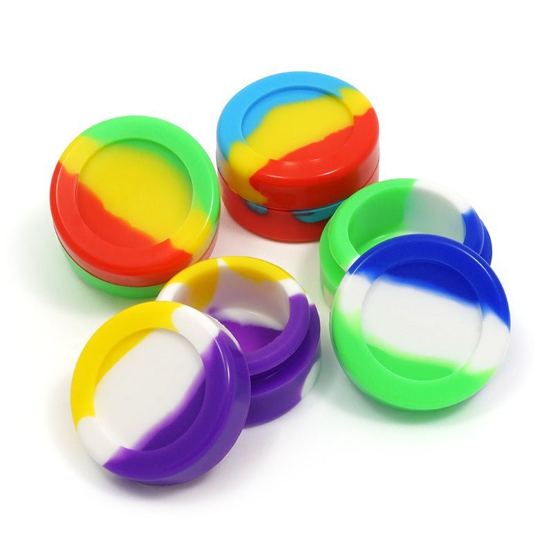 Kuva näyttää useita erivärisiä 6 ml silikonipurkkeja auki ja kiinni, sisällään tahmeita aineita. Purkit ovat pieniä ja pyöreitä, osoittaen niiden kompaktin koon ja käytännöllisyyden säilytykseen.