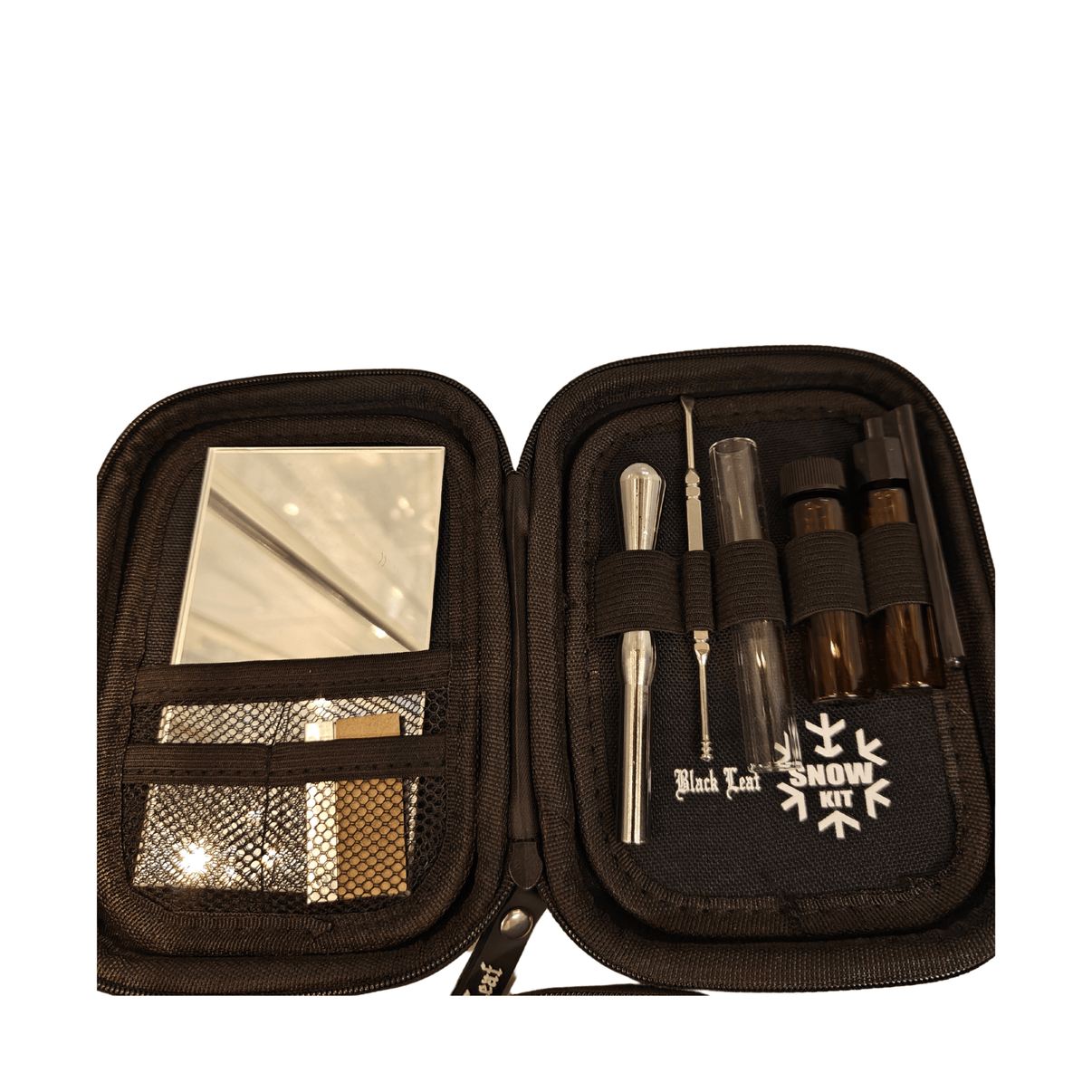Snow Kit Snorter Case S – Suljettu mattamusta kotelo, sisältäen peilin ja annosteluvälineet, kuvattuna valkoisella taustalla.
