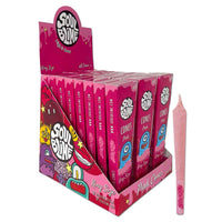 Lähikuva SOUL BLIME Cones KS pinkki -kartiopakkauksesta, jossa näkyy esirullattuja vaaleanpunaisia King Size -yrttikartioita.