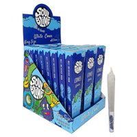 Kuva SOUL BLIME King Size -kartiopakkauksesta, jossa on valkoisia, valmiiksi rullattuja kartioita näkyvissä, tyylikäs ja minimalistinen ulkoasu.