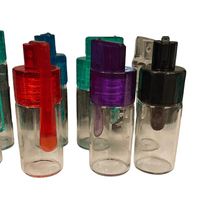 Spoon Bottle 45mm, kompakti läpinäkyvä lasipullo, jossa on hopeinen korkki ja siihen integroitu pieni metallinen annostelulusikka.