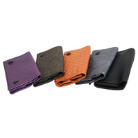 Tyylikäs ruskea tupakkapussi avattuna, esitellen kumivuoratun tupakan säilytystaskun, paperitaskun ja vetoketjullisen suodatintaskun.