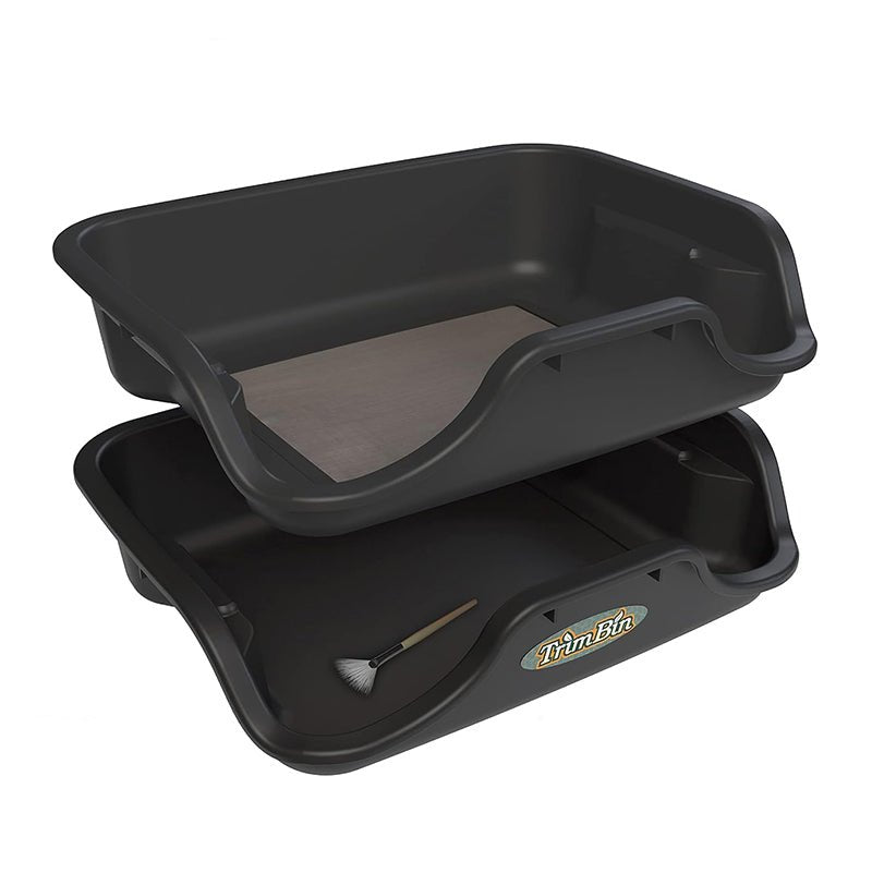 TrimBin-trimmialusta sihteineen ja keräysastioineen, aseteltuna puhtaalle työtasolle, valmiina kasvimateriaalin käsittelyyn.