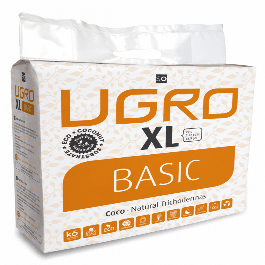 Kuva Ugro Kookoskuitu Basic XL 70L puristetusta harkosta ja kasasta turvonnutta kookoskuitua isossa astiassa.