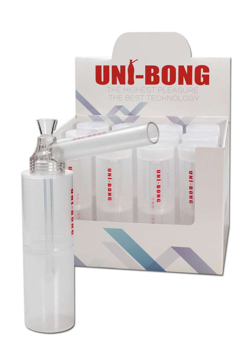 Uni-Bong Kit adapteri, tyylikäs ja kompakti musta adapteri kiinnitettynä PET-muovipulloon, esillä festariympäristössä valmiina käyttöön.