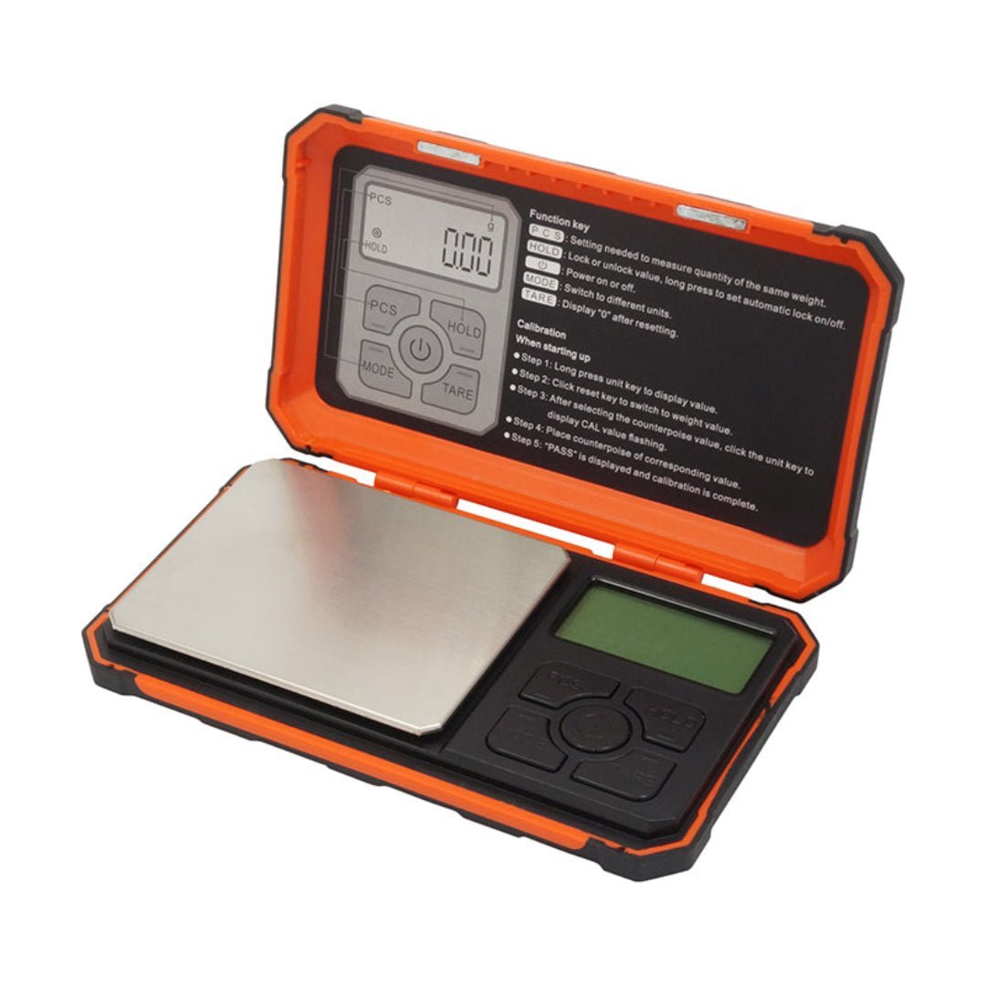 Pure Scale Welterweight digitaalivaaka punnitsemassa hienojakoista ainetta, taustalla tarkkuutta vaativia työvälineitä.