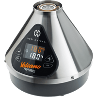 Storz & Bickel Volcano Hybrid -vaporisaattori mustalla alustalla, Easy Valve -ilmapallo täyttyy ja letkujärjestelmä on valmiina vieressä.