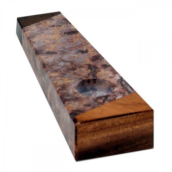 Kuva 9cm pitkästä vuolukivipiipusta, jossa näkyy kiven luonnollinen harmaanvihreä sävy ja käsityön jälki. Piippu lepää puupinnalla valaistuksessa.